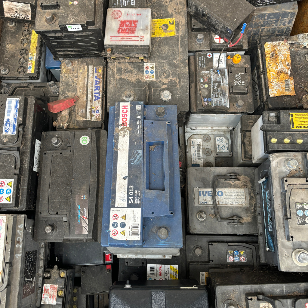 mehrere alte Bleibatterien