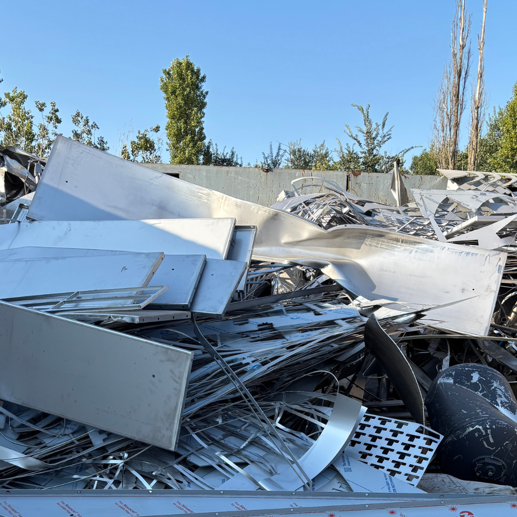Ein großer Schrotthaufen mit verschiedenen Materialien die als Edelstahl bezeichnet werden